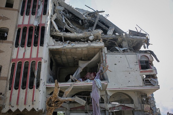يتفقد فلسطينيون الأضرار التي لحقت بمنزل عائلة كريم في حي التفاح، شرق مدينة غزة، عقب غارة إسرائيلية استهدفته في 22 سبتمبر/أيلول 2026.(صورة: بلال أسامة)