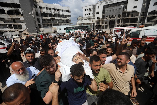 مشيّعون يودعون جثمان بصير منير البرش، داخل مستشفى الشفاء بمدينة غزة في 19 أيلول/ سبتمبر 2026. (تصوير: بلال أسامة)