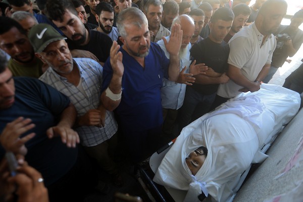 مشيّعون يودعون جثمان بصير منير البرش، داخل مستشفى الشفاء بمدينة غزة في 19 أيلول/ سبتمبر 2026. (تصوير: بلال أسامة)