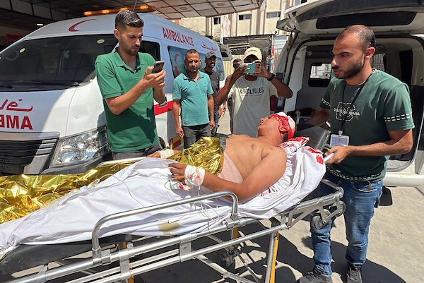 نقل مسعفون طفلين مصابين إلى قسم الطوارئ في مجمع ناصر الطبي بخان يونس، جنوب قطاع غزة، في 12 سبتمبر/أيلول 2026.صورة: طارق محمد