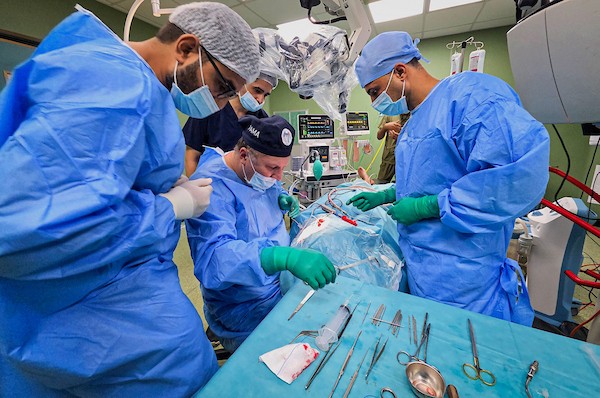 فريق طبي يجري عملية زراعة قوقعة أذن لطفل داخل مجمع ناصر الطبي في خانيونس، جنوب قطاع غزة، في 27 سبتمبر/أيلول 2026. صورة: طارق محمد