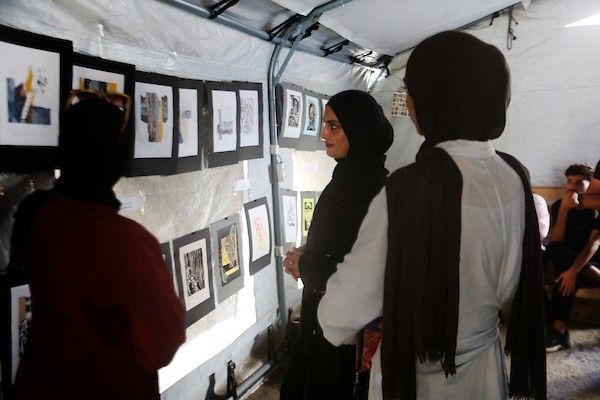 معرض «غزة: ظروف الزمان والمكان» داخل خيمة نقابة الصحفيين الفلسطينيين في غزة، في 27 سبتمبر/أيلول 2026. تصوير: محمد صالحة