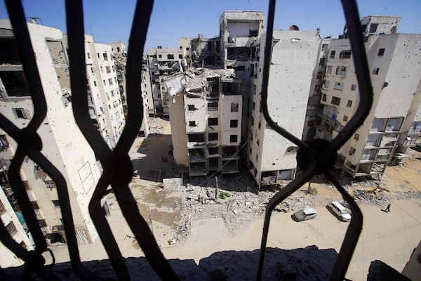 فلسطينيون يقيمون داخل أبراج الكرامة المتضررة وفي خيام مجاورة لها شمال قطاع غزة، في 17 سبتمبر/أيلول 2026، وسط مخاوف من انهيار المباني وصعوبة تأمين مساكن بديلة للعائلات والنازحين. (تصوير: بلال أسامة)