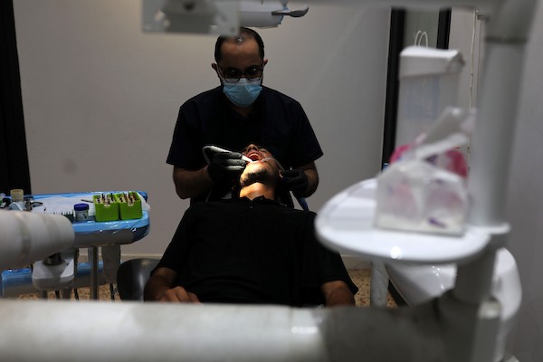طبيب أسنان فلسطيني يواصل عمله داخل عيادته في مدينة غزة، 14 سبتمبر/أيلول 2026. تصوير: محمد صالحة.