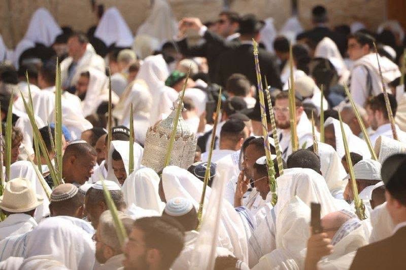 شارك وزير جيش الاحتلال يسرائيل كاتس يشارك في طقوس بركة الكهنة ، عند حائط البراق.jpg