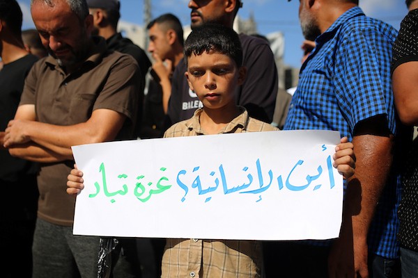 فلسطينيون يشيّعون في حي الزيتون بمدينة غزة، 6 سبتمبر/أيلول 2026، رفات وجثامين نحو 100 من ذويهم، بينهم عشرات الأطفال، بعدما انتشلتها طواقم الدفاع المدني خلال الأيام الماضية