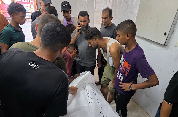 نقل مسعفون جثمان إلى مجمع ناصر الطبي في خان يونس، جنوب قطاع غزة، في 14 سبتمبر/أيلول 2026، عقب غارة إسرائيلية استهدفت خيمة في منطقة المواصي. (صورة: طارق محمد)