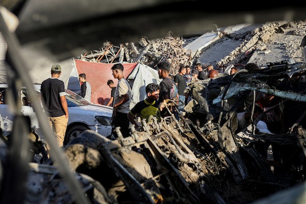 فلسطينيون يتجمعون في موقع استهداف طائرة مسيّرة إسرائيلية مركبة قرب مفترق الصناعة وسط مدينة غزة، في 27 سبتمبر/أيلول 2026. صورة: بلال أسامة