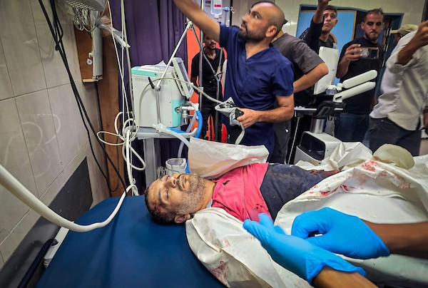 نقل مسعفون فلسطينيون خمسة جرحى، بينهم جريح في حالة حرجة، إلى مجمع ناصر الطبي في خان يونس، جنوب قطاع غزة، في 24 سبتمبر/أيلول 2026، بعد إصابتهم في غارة جوية إسرائيلية. (صورة: طارق محمد )