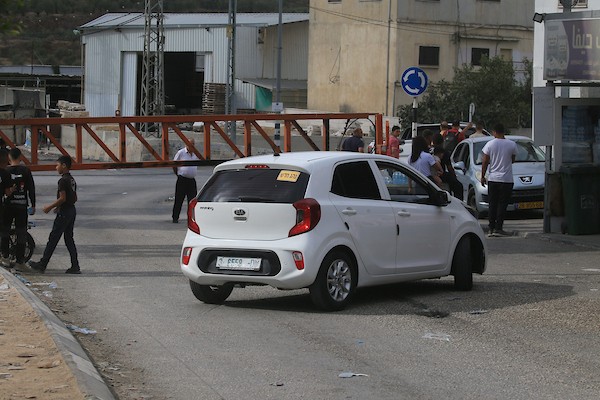 يعبر فلسطينيون بوابة حديدية غرب مدينة نابلس بالضفة الغربية في 28 سبتمبر/أيلول 2026.(صورة: محمد ناصر)