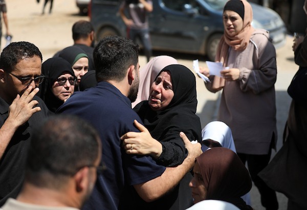 مشيّعون يودعون جثمان بصير منير البرش، داخل مستشفى الشفاء بمدينة غزة في 19 أيلول/ سبتمبر 2026. (تصوير: بلال أسامة)