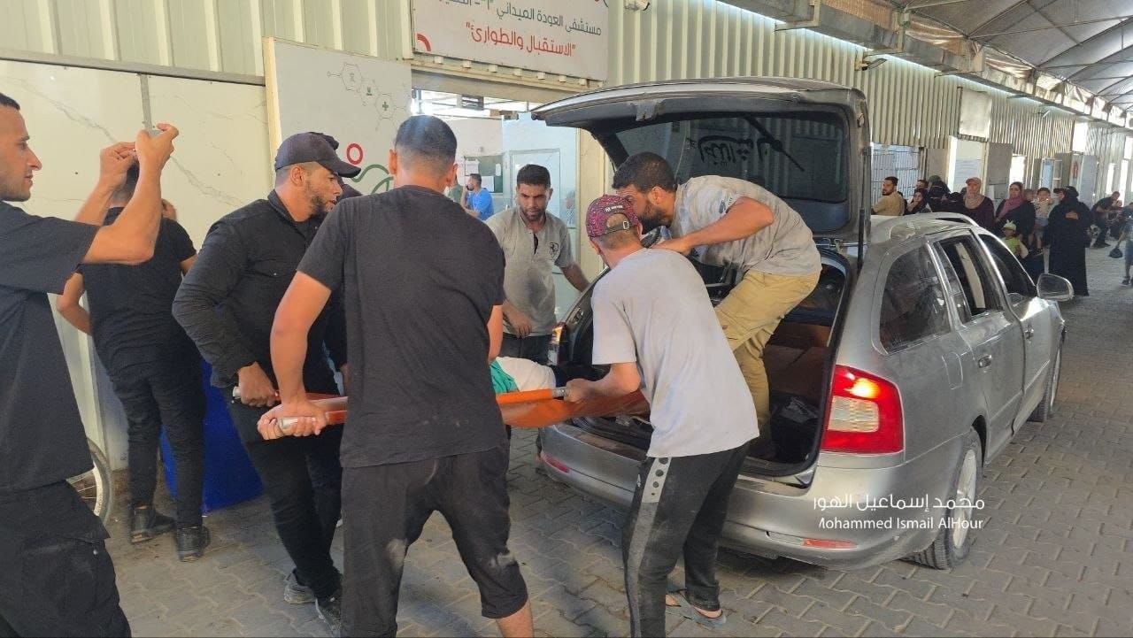 مصابون بغارة من مسيرة إسرائيلية على خيمة في شارع جولس شمالي مخيم النصيرات وسط القطاع..jpg