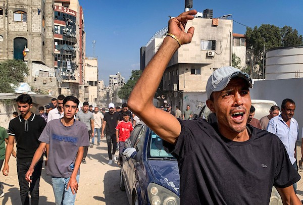 ودّع المشيّعون شادي أبو حصيرة، الذي استُشهد في غارة إسرائيلية استهدفت سيارته عند مفترق طرق الصناعة بمدينة غزة في 28 سبتمبر/أيلول 2026.(صورة: محمد صالحة)