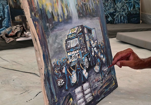 الفنان الفلسطيني جهاد الشرافي يرسم داخل خيمة للنازحين في خان يونس جنوبي قطاع غزة، مشاهد توثق الحرب والجوع ونقص المياه والدمار، في 18 سبتمبر/أيلول 2026. تصوير: طارق محمد