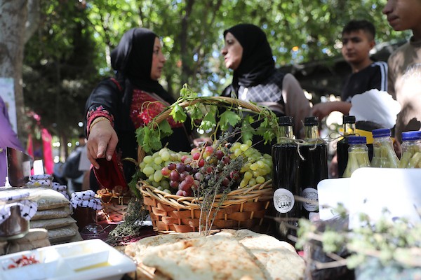 مزارعون وسكان فلسطينيون يشاركون في مهرجان «أيام العنب الخليلي» في البلدة القديمة بمدينة الخليل، في 26 سبتمبر/أيلول 2026. تصوير: مأمون وزوز.