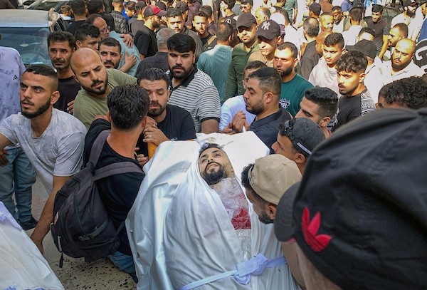 ودّع المشيّعون جثماني فلسطينيين اثنين في مستشفى الشفاء بمدينة غزة في 23 سبتمبر/أيلول 2026، بعد استشهادهما في هجوم إسرائيلي بمنطقة النفق. صورة: محمد صالحة