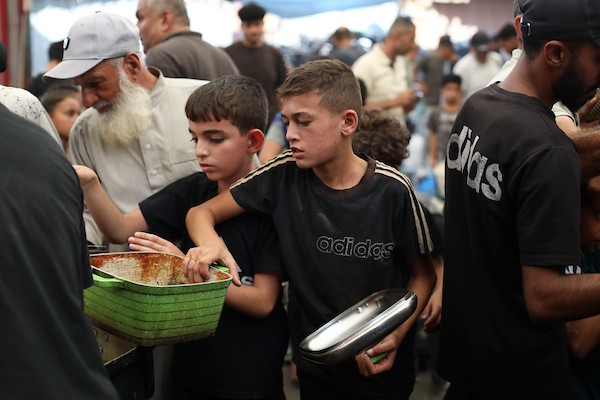فلسطينيون نازحون، ينتظرون الحصول على وجبات ساخنة في مخيم النصيرات للاجئين وسط قطاع غزة، في 28 سبتمبر/أيلول 2026. (صورة: حسن الجدي)