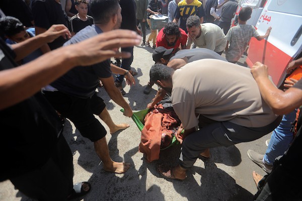 إجلاء عدد من الجرحى من موقع غارة إسرائيلية استهدفت خيمة تأوي نازحين في وسط مدينة غزة، قطاع غزة، في 14 سبتمبر/أيلول 2026. (صورة: بلال أسامة)