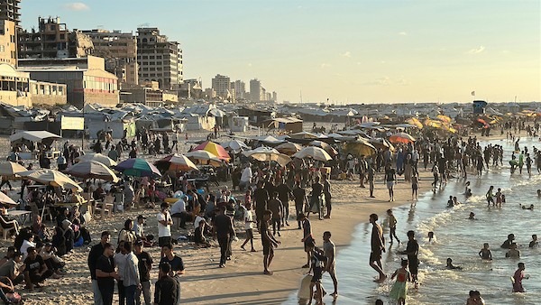 فلسطينيون نازحون يقضون وقتهم على شاطئ مدينة غزة في 25 سبتمبر/أيلول 2026. (صورة: محمد صالحة)