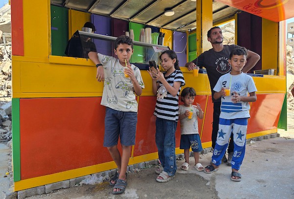 عمال فلسطينيون يواصلون العمل داخل مصنع للعصائر والآيس كريم في خان يونس، جنوب قطاع غزة، بعد استئناف الإنتاج بإمكانات محدودة(تصوير: طارق محمد)