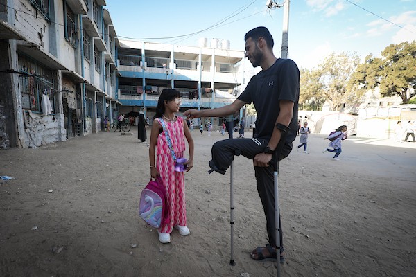 طلبة فلسطينيون يتوجهون إلى مدارسهم مع انطلاق العام الدراسي الجديد في مخيم البريج وسط قطاع غزة، في 19 أيلول/ سبتمبر 2026. (تصوير: معز صالحي)