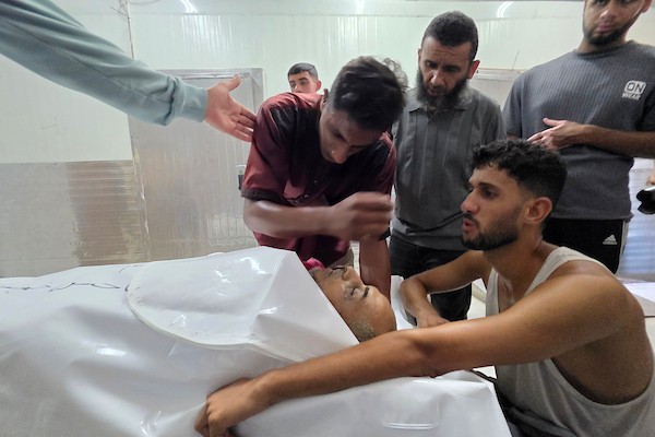 نقل مسعفون جثمان إلى مجمع ناصر الطبي في خان يونس، جنوب قطاع غزة، في 14 سبتمبر/أيلول 2026، عقب غارة إسرائيلية استهدفت خيمة في منطقة المواصي. (صورة: طارق محمد)