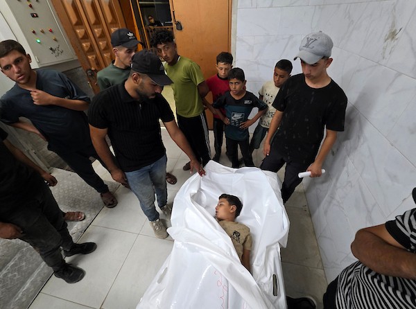 مسعفون يحملون جثمان الطفل محمد سيف الدين الشخريتي (8 أعوام) إلى مجمع ناصر الطبي في خان يونس، في 26 سبتمبر/أيلول 2026. تصوير: طارق محمد.