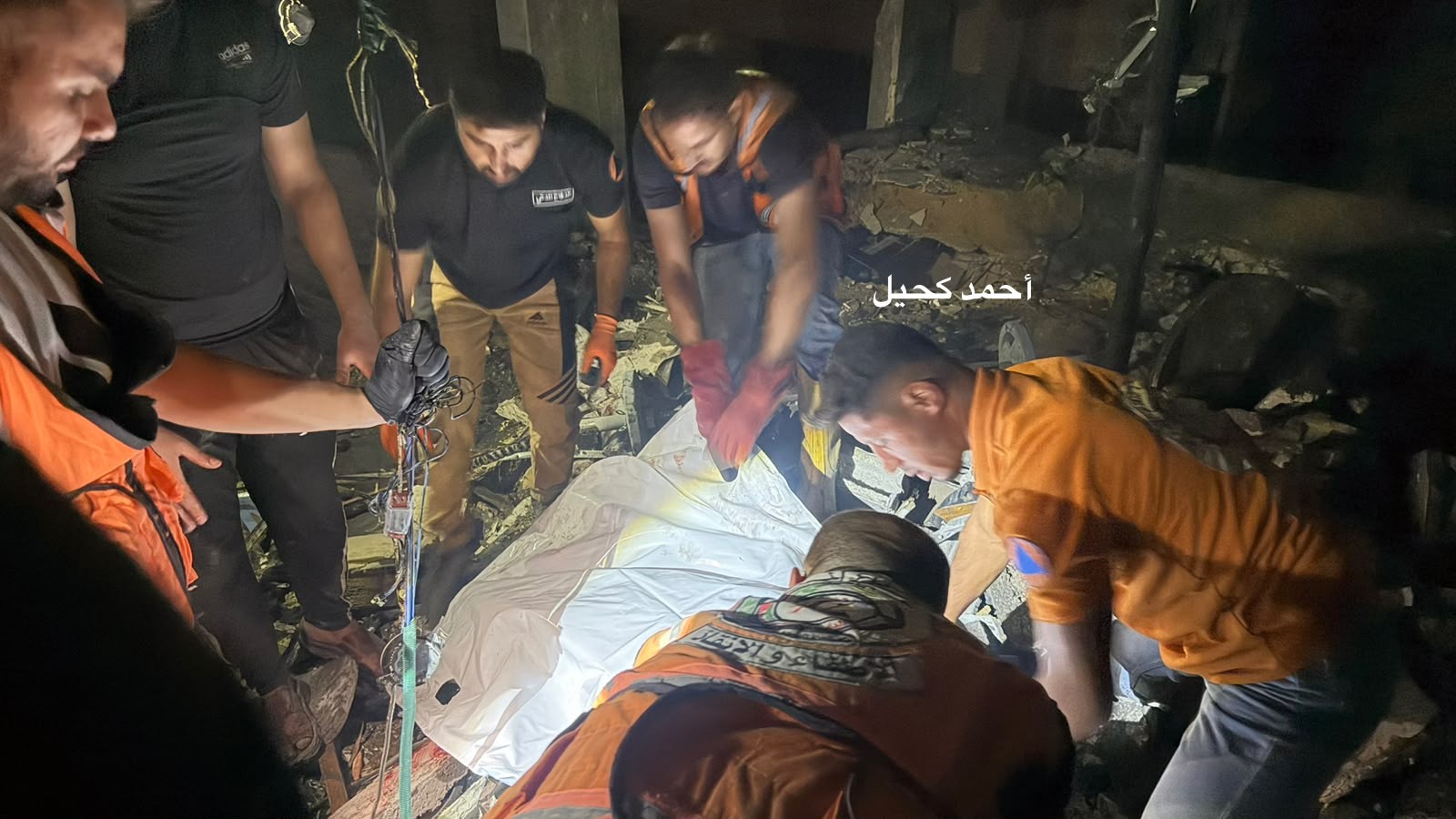 شهيد ومصابون اثر استهداف شقة سكنية في حي النصر غرب مدينة غزة. 2.jpg