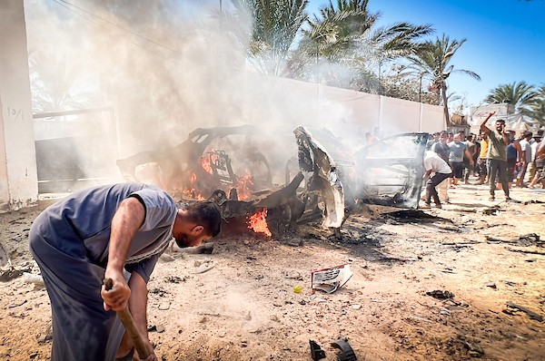 تصاعد الدخان واللهب من مركبة بعد إصابتها بصاروخ إسرائيلي في دير البلح، وسط قطاع غزة، في 24 سبتمبر/أيلول 2026. (صورة: معز صالحي )