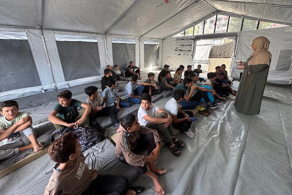 طلبة فلسطينيون يبدأون عامهم الدراسي الجديد داخل خيام تعليمية غرب مدينة غزة، في 19 أيلول/ سبتمبر 2026. (تصوير: ميكائيل بهار)