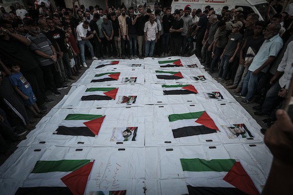 فلسطينيون يشاركون في جنازة عشرة من أفراد عائلة الثوابتة في مخيم البريج للاجئين وسط قطاع غزة، في 29 سبتمبر/أيلول 2026، بعد انتشال جثامينهم.(صورة: معز صالحي)