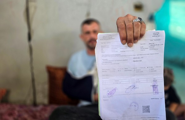 لاعب كمال الأجسام الفلسطيني أحمد فياض، وهو أب لطفلين، داخل منزله المتضرر في قطاع غزة، في 9 أيلول/سبتمبر 2026.تصوير: طارق محمد.