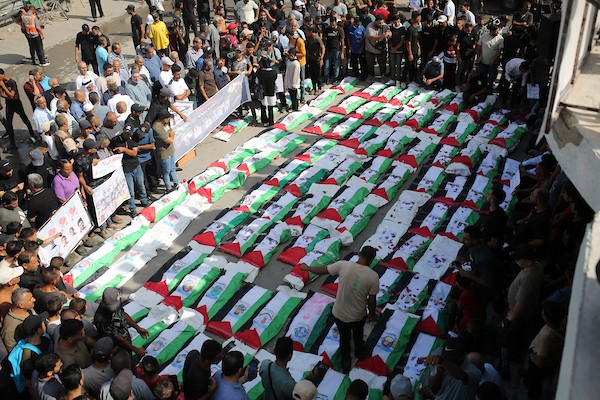 فلسطينيون يشيّعون في حي الزيتون بمدينة غزة، 6 سبتمبر/أيلول 2026، رفات وجثامين نحو 100 من ذويهم، بينهم عشرات الأطفال، بعدما انتشلتها طواقم الدفاع المدني خلال الأيام الماضية