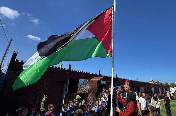 طلاب فلسطينيون خلال افتتاح مدرسة مخصصة للأيتام برعاية اللجنة المصرية لإغاثة أهالي غزة في دير البلح وسط قطاع غزة، في 20 سبتمبر/أيلول 2026. (صورة: أحمد إبراهيم)