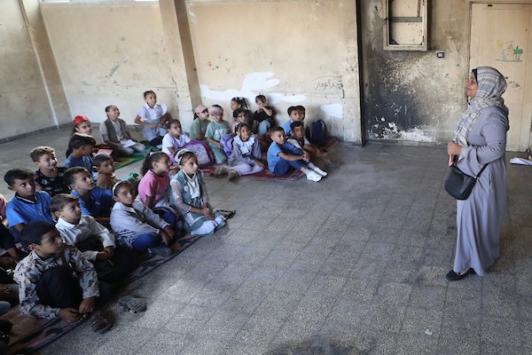 طلبة فلسطينيون يبدأون عامهم الدراسي الجديد في مدرسة تابعة لوكالة
