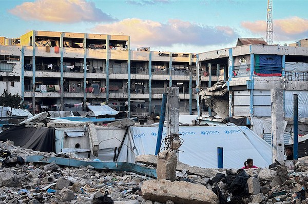 فلسطينيون نازحون يواصلون حياتهم اليومية داخل مدرسة متضررة في جباليا، شمال قطاع غزة، في 27 سبتمبر/أيلول 2026، وسط أزمة سكن وتعليم متواصلة. صورة: هادي داود