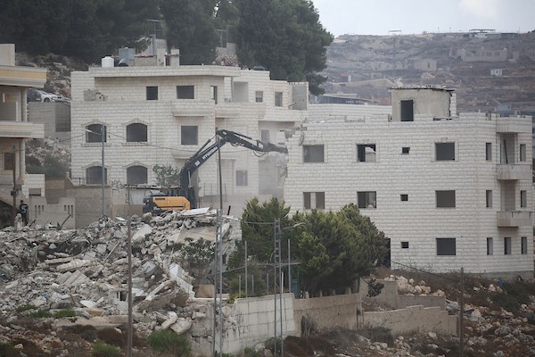 جرافات إسرائيلية تهدم مباني فلسطينية في ضاحية نابلس الجديدة شمال الضفة الغربية، في 31 آب/أغسطس 2026. (تصوير: محمد ناصر)