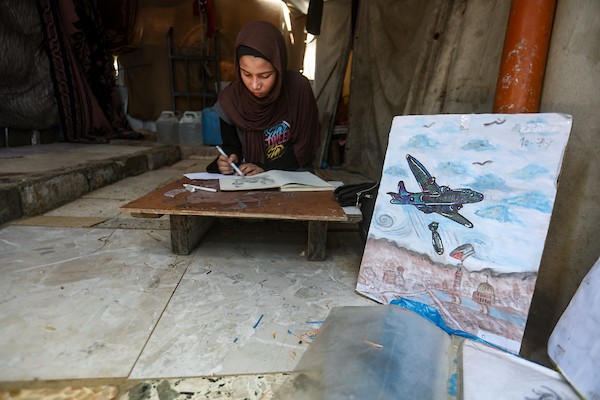 رغد حداد، فتاة فلسطينية تبلغ من العمر 16 عامًا، ترسم داخل خيمة للنازحين في حي الشيخ رضوان بمدينة غزة في 23 سبتمبر/أيلول 2026. تصوير: بلال أسامة