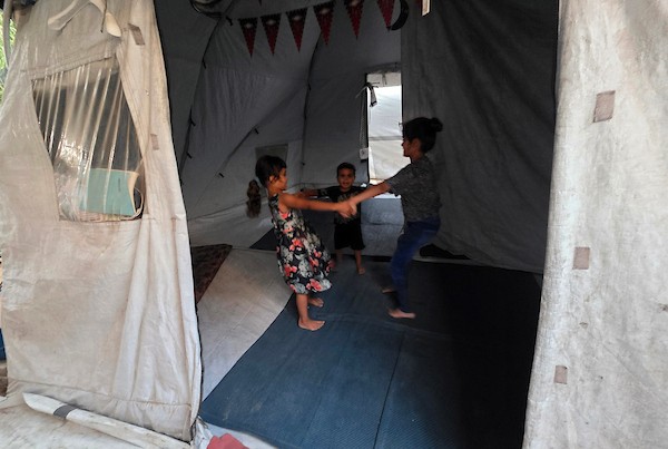أطفال فلسطينيون يستعرضون مواهبهم في الشعر والغناء والرسم، ويواصلون حياتهم اليومية داخل خيمة للنازحين في خان يونس، جنوب قطاع غزة، في 6 سبتمبر/أيلول 2026. (صورة: طارق محمد)