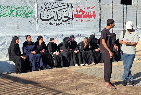 يحمل المشيعون جثمان أمل المغير، البالغة من العمر 8 سنوات، خلال موكب جنازتها من مجمع ناصر الطبي في خان يونس، جنوب قطاع غزة، في 16 سبتمبر/أيلول 2026. (صورة: طارق محمد)
