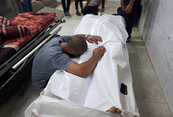 تشييع جثمان الشهيد محمد ناصر سليمان البيوك داخل مجمع ناصر الطبي في خان يونس، جنوب قطاع غزة، في 17 سبتمبر/أيلول 2026. (تصوير: طارق محمد)
