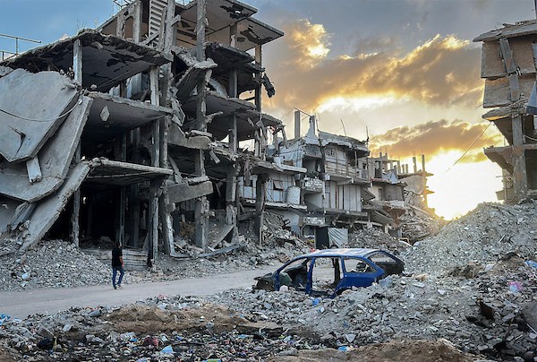 فلسطينيون نازحون يواصلون حياتهم اليومية داخل مدرسة متضررة في جباليا، شمال قطاع غزة، في 27 سبتمبر/أيلول 2026، وسط أزمة سكن وتعليم متواصلة. صورة: هادي داود