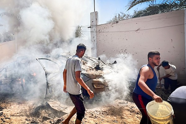 تصاعد الدخان واللهب من مركبة بعد إصابتها بصاروخ إسرائيلي في دير البلح، وسط قطاع غزة، في 24 سبتمبر/أيلول 2026. (صورة: معز صالحي )
