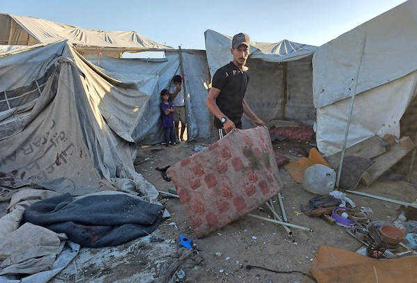 يتفقد فلسطينيون موقع غارة إسرائيلية استهدفت خيمة في منطقة المواسي بمحافظة خان يونس، جنوب قطاع غزة، في 16 سبتمبر/أيلول 2026. (صورة: طارق محمد)