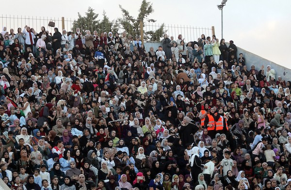 عرسان يشاركون في حفل زفاف جماعي ضم 44 زوجًا في مدينة دورا قرب الخليل، في 26 سبتمبر/أيلول 2026. تصوير: مأمون وزواز.