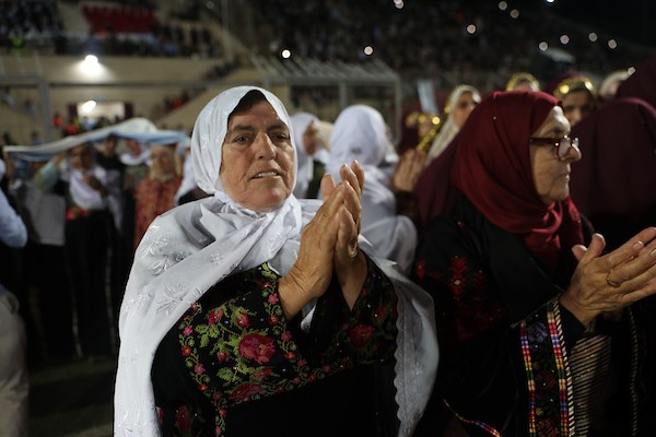 عرسان يشاركون في حفل زفاف جماعي ضم 44 زوجًا في مدينة دورا قرب الخليل، في 26 سبتمبر/أيلول 2026. تصوير: مأمون وزواز.