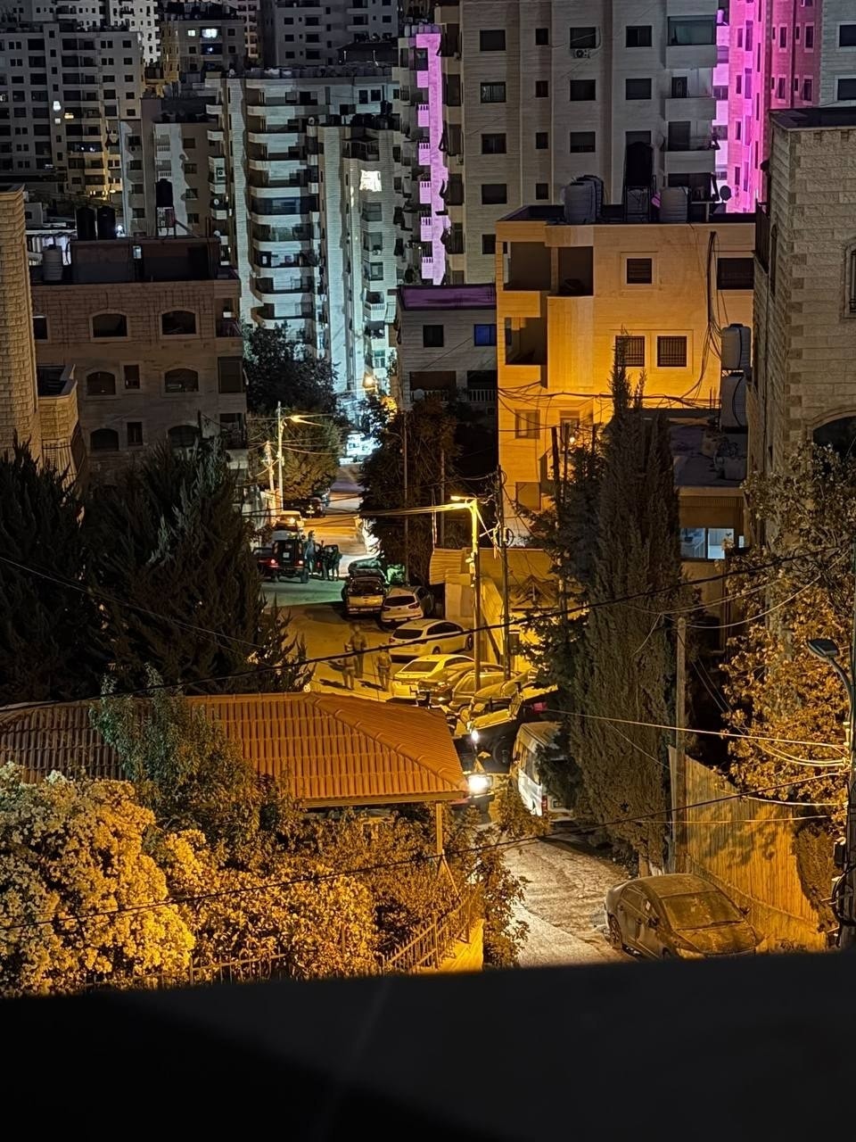 جانب من اقتحام قوات الاحتلال حي  أم الشرايط  بمدينة البيرة، ومداهمة أحد المنازل.jpg