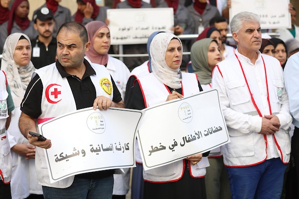مشاركون من القطاع الصحي في شبكة المنظمات الأهلية الفلسطينية خلال مؤتمر صحفي أمام مجمع العودة الصحي والمجتمعي في مخيم النصيرات وسط قطاع غزة، في 20 سبتمبر/أيلول 2026 (صورة: حسن الجدي)