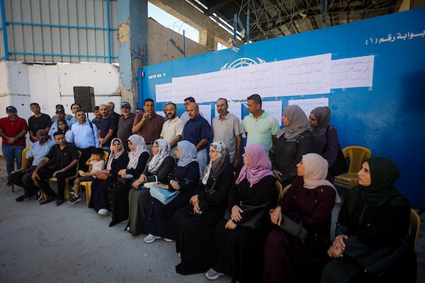 شارك موظفون فلسطينيون ومتظاهرون في وقفة أمام مقر وكالة الأمم المتحدة لإغاثة وتشغيل اللاجئين الفلسطينيين (الأونروا) في مدينة غزة بتاريخ 24 سبتمبر/أيلول 2026. (صورة: محمد صالحة )