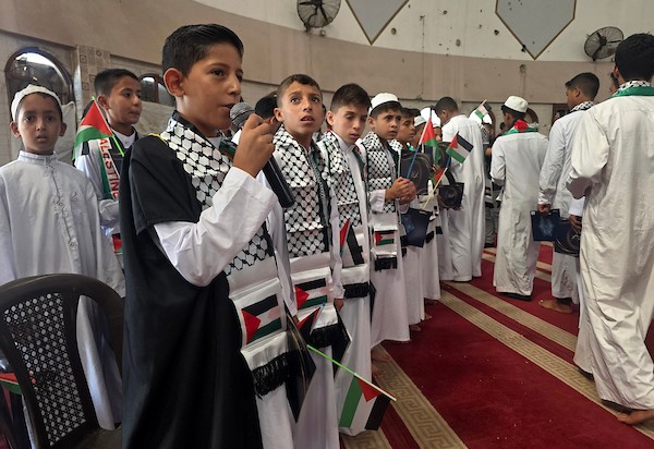 طلاب فلسطينيون من حفظة القرآن الكريم خلال حفل تخرج في خان يونس، جنوب قطاع غزة، في 14 سبتمبر/أيلول. تصوير: طارق محمد.